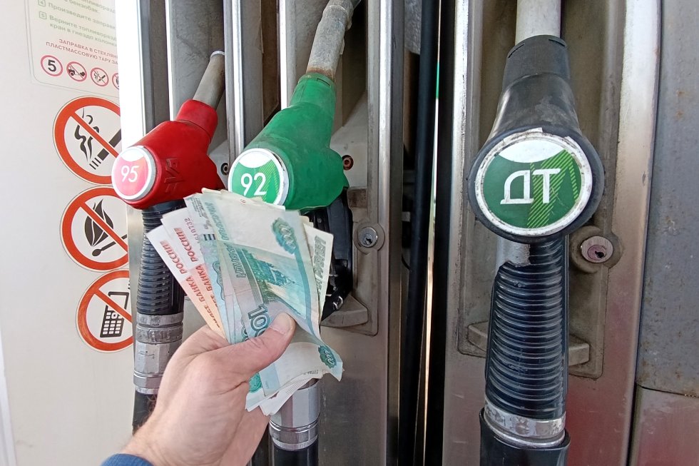 3月の結果、予算収入は石油産業への支払いと共に増加する。これがガソリンスタンドの価格にどう影響するのか？